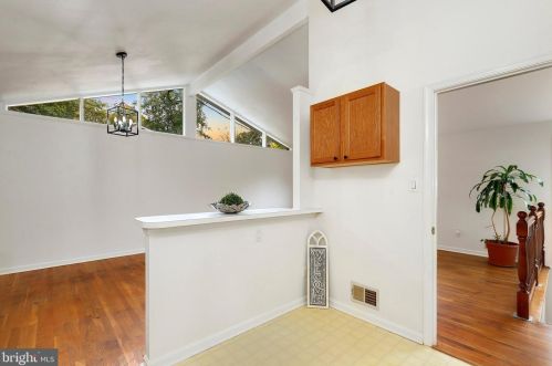8424 Thames St, Springfield, VA 22151-1517