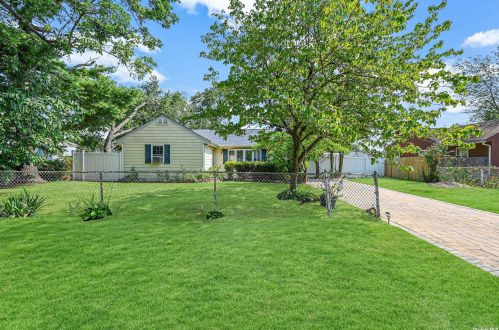 58 Maple St, Central Islip NY  11722-3105 exterior