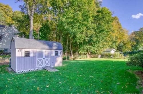 7 Indian Valley Dr, Waterford, CT 06385-1144