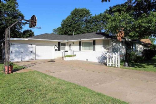 404 Circle Dr, Riverdale, KS 67152-3202