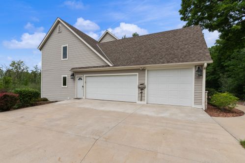 1016 Wallace Lake Rd, West Bend WI  53090-8943 exterior