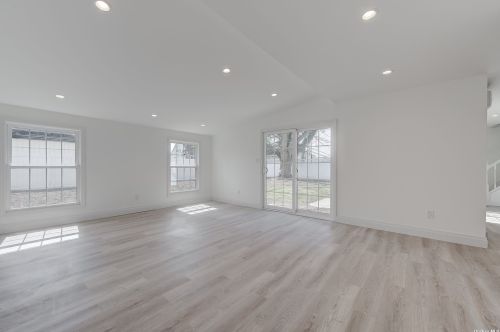 27 Walnut Ln, Hicksville NY  11801-5737 exterior