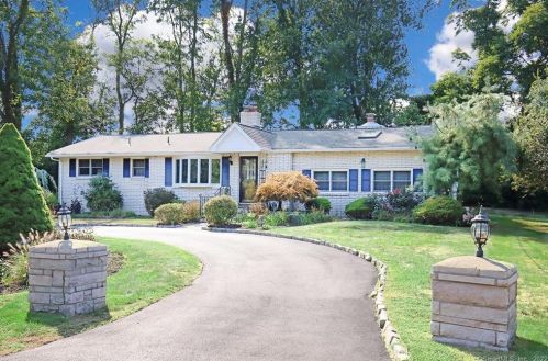 22 Valley Brook Ln, North Haven, CT 06473-2638