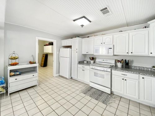 1000 Chestnut St, Honey Grove TX  75446-2036 exterior