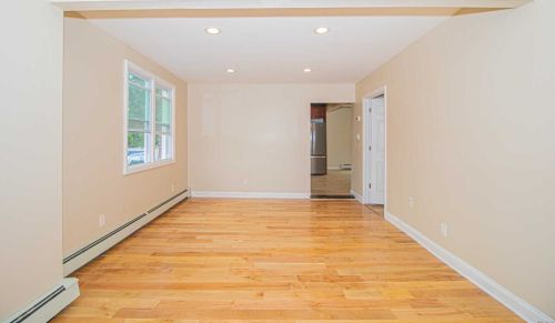 16 Berry St, North Lindenhurst, NY 11757-1215