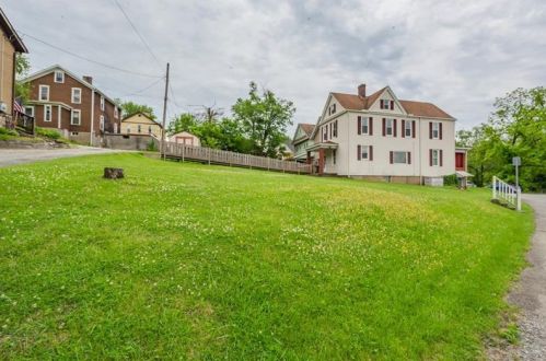 15 Race St, Manor PA 15665-1609 exterior