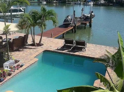 14041 Bayshore Dr, Saint Petersburg, FL 33708-2210