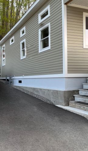 47 Elm St, Tilton, NH 03276-1528