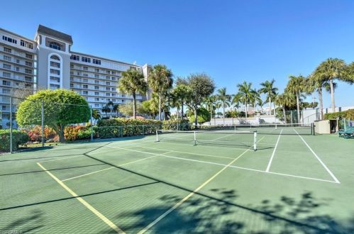 13105 Vanderbilt Dr, Naples FL  34110-6404 exterior