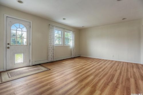 425 51st St, North Lindenhurst, NY 11757-1657