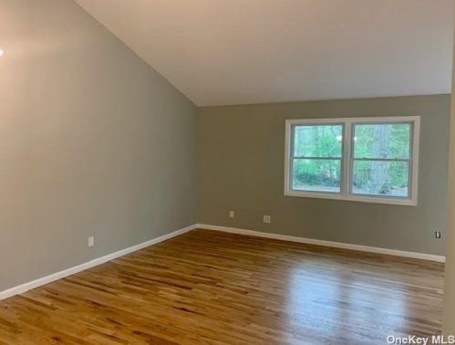 129 Bartlett Rd, Middle Island, NY 11953-1950