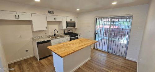 470 Silverbell Rd, Tucson, AZ 85745-2628