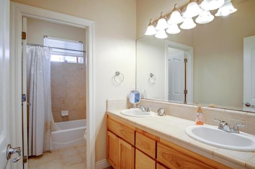 5890 Yuste Ln, Hollister CA  95023-9538 exterior