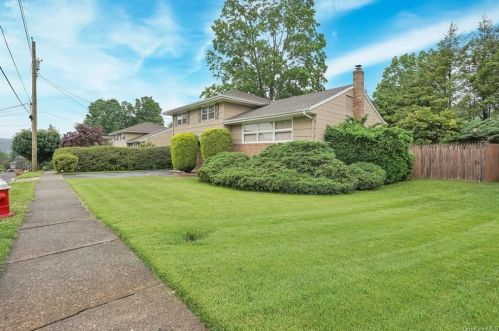 10 Crestwood Dr, Airmont, NY 10901-7608