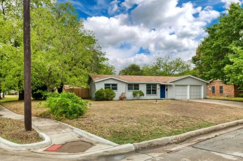 3501 Hedrick St, Fort Worth, TX 76111-6325