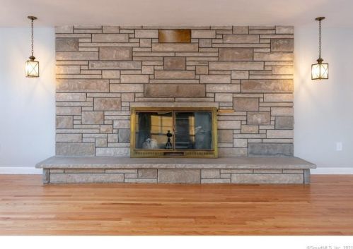 24 Hotchkiss Rd, Farmington CT  06032-2810 exterior