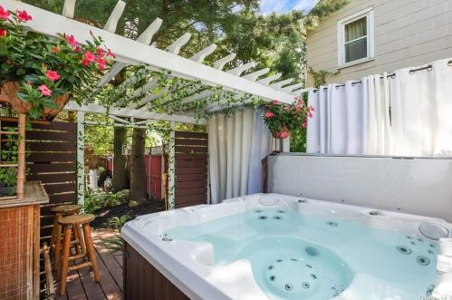 14 Utopian Pl, Airmont NY  10901-7715 exterior