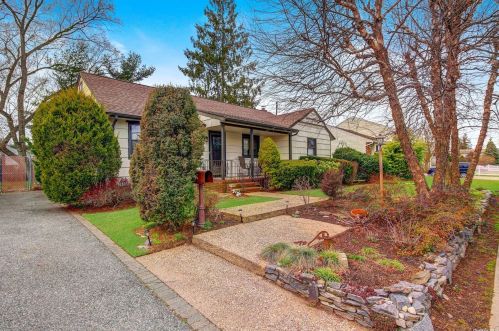 1232 Raymond Rd, North Bellmore, NY 11710-2415