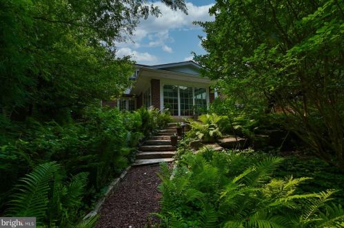 851 Old State Rd, Berwyn, PA 19312-1442