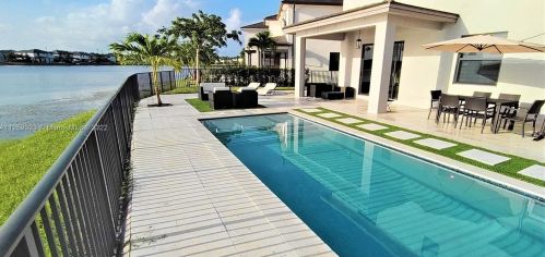 15800 88th Ave, Hialeah FL  33018-2023 exterior