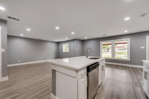 3210 Dutton Dr, Dallas TX  75211-8823 exterior