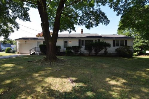 14 Wells St, Hopkinton, RI 02804-2104