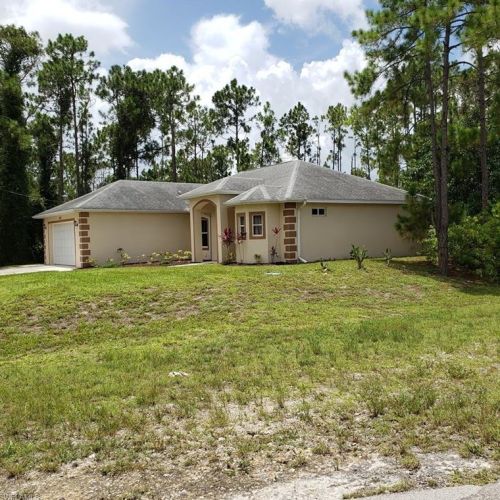 802 Oakridge Ave, Lehigh Acres, FL 33974-5552
