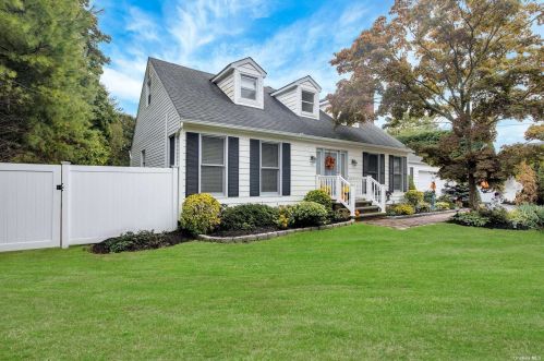 95 Fairview Ave, Bay Port, NY 11705-2209