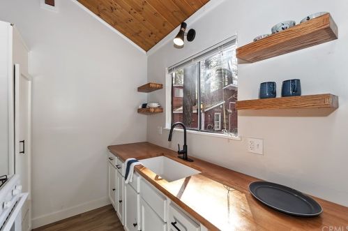 926 Barker Blvd, Big Bear City CA  92314-9568 exterior