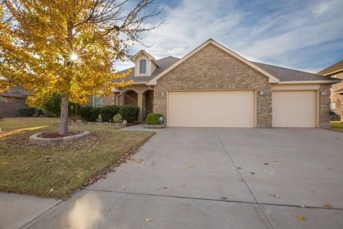 8709 Pikes Peak Rd, Yukon, OK 73099-9779