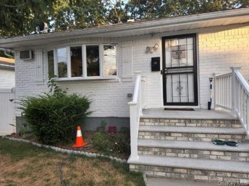 88 Bennett Ave, Roosevelt, NY 11575-2441