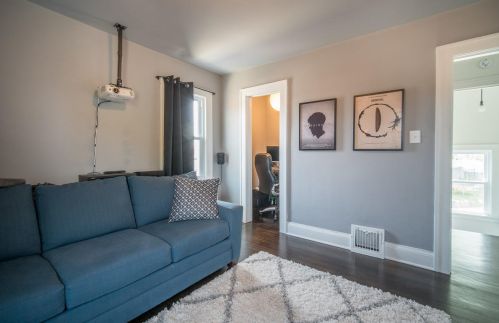 1722 57, Milwaukee WI 53220-3123 exterior