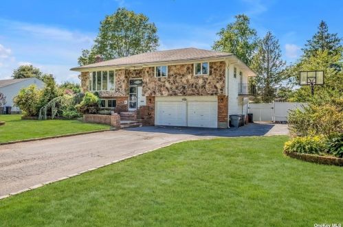 31 Eastover Dr, Elwood, NY 11731-4328