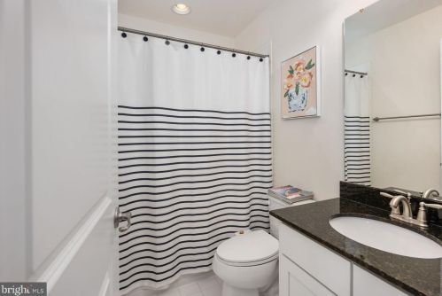 7009 Darbey Knoll Dr, Gainesville VA  20155-3634 exterior