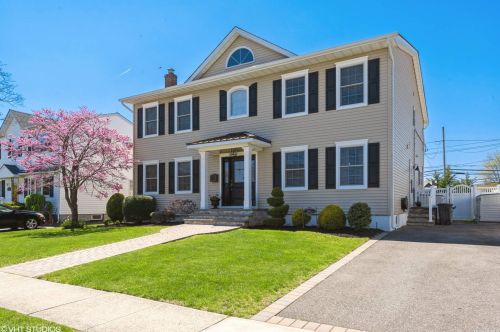 362 Ferris Rd, Seaford, NY 11783-1001