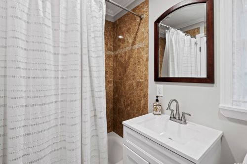 96 Vanderbilt Blvd, Oakdale NY  11769-2033 exterior