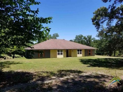 2221 Short Oak Dr, Gladewater, TX 75647-5237