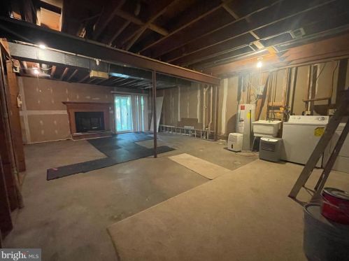 10871 Oak Green Ct, Springfield VA  22015-2329 exterior