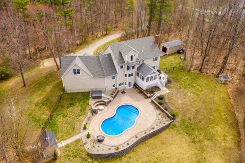 49 Sandy Ln, Dover NH  03820-5900 exterior