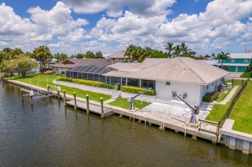 15 Castle Ct, Fort Pierce, FL 34949-8305