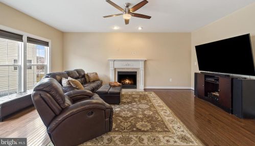 8168 Gilroy Dr, Lorton VA 22079-2936 exterior