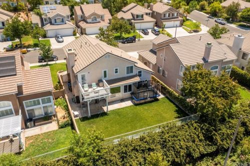 27543 Courtview Dr, Santa Clarita CA  91354-1601 exterior