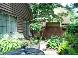 571 Hampton Ridge Dr, Akron, OH 44313-5049