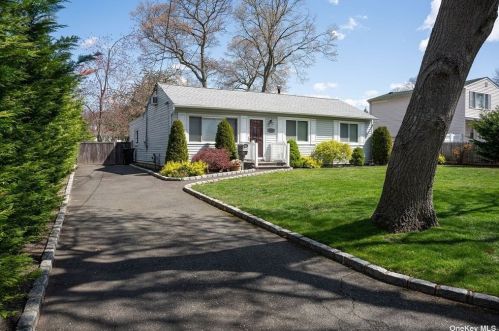1009 Celia St, West Islip, NY 11795-2503