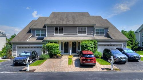 15 High Ridge Ln, Middletown, NY 10940-2672