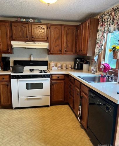 104 Peters Cir, Southington, CT 06489-3700