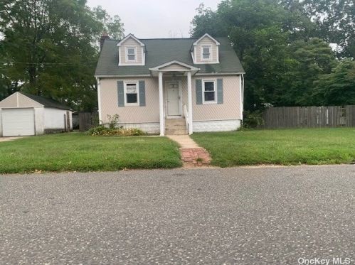 9 State St, Babylon, NY 11704-2112