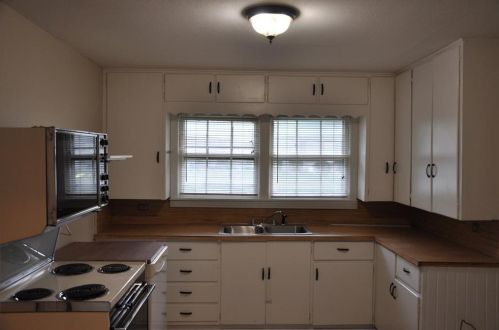 206 9th St, Sulphur Springs, TX 75482-2428