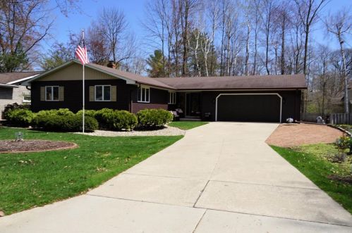 1963 Wood Ln, Green Bay, WI 54304-1915