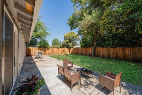 525 Oak Manor Dr, Ukiah CA  95482-5121 exterior